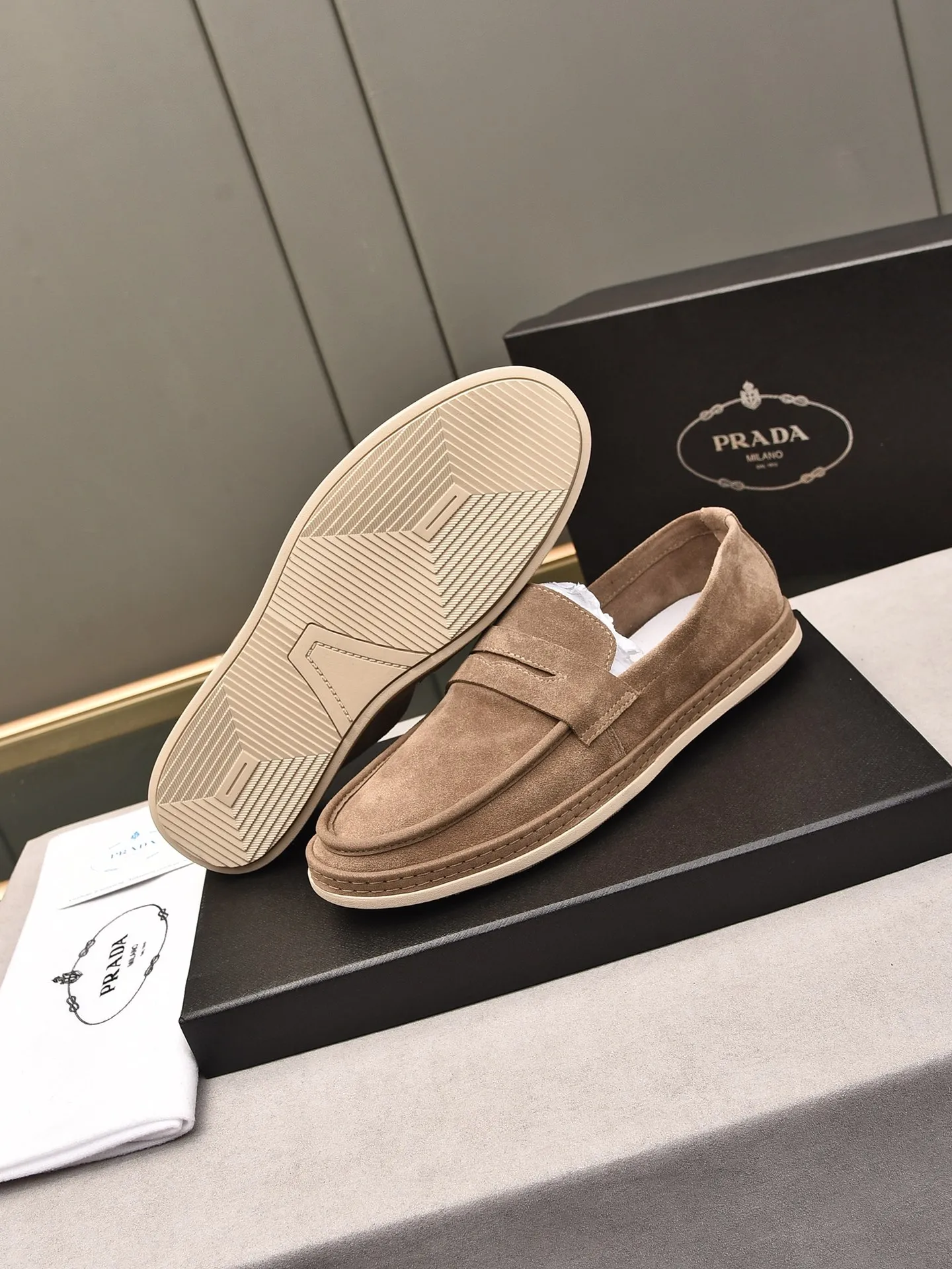 👟👟👟Men's Shoes💰P420 🆕🔥New Updates🔥👟PRADA (Prada) new products are released, imported soft cowhide, fashionable to allow air to penetrate the entire shoe, and the awesome shoes [strong] bring an extremely comfortable and breathable feeling! Beautiful inside and out! Exquisite workmanship, top-grade cowhide material, 😌Number: 38~44, black and white color options.